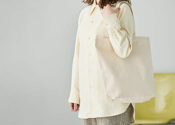 人気のキャンバストート(縦型/大)(ナチュラル)が大量入荷！大ロット案件でも在庫品対応ができるので、短納期で対応可能です。